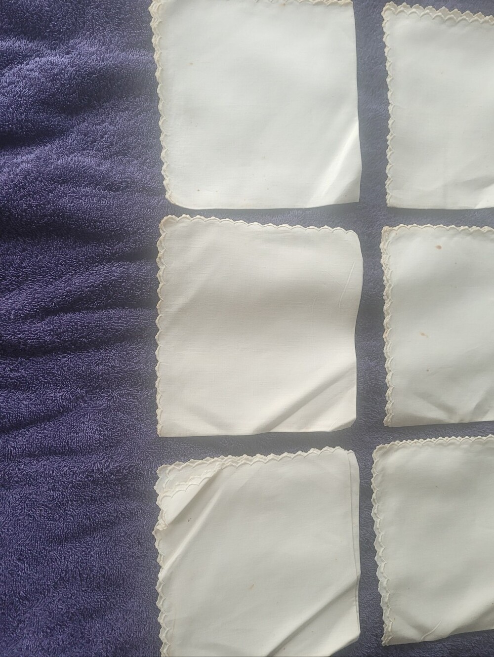 Source Unknown White Linen Cocktail Napkins with Scalloped Trim - Picture 2 of 6